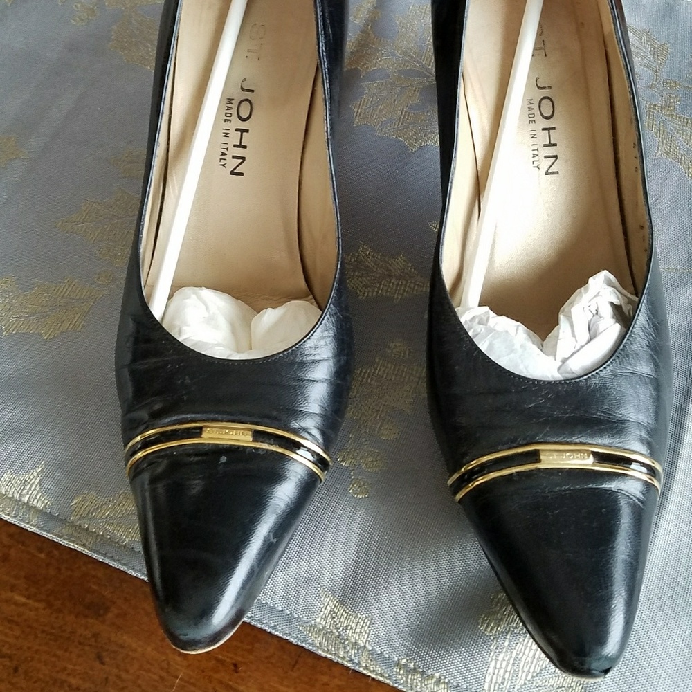 St. JOHN black leather heels size 10